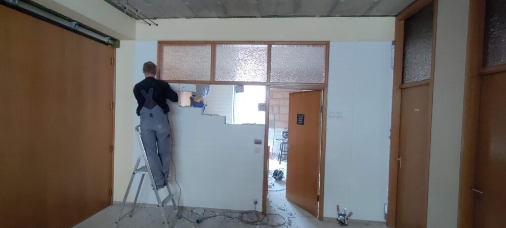 Das Bild zeigt den Abbruch der Trennwand vom Foyer