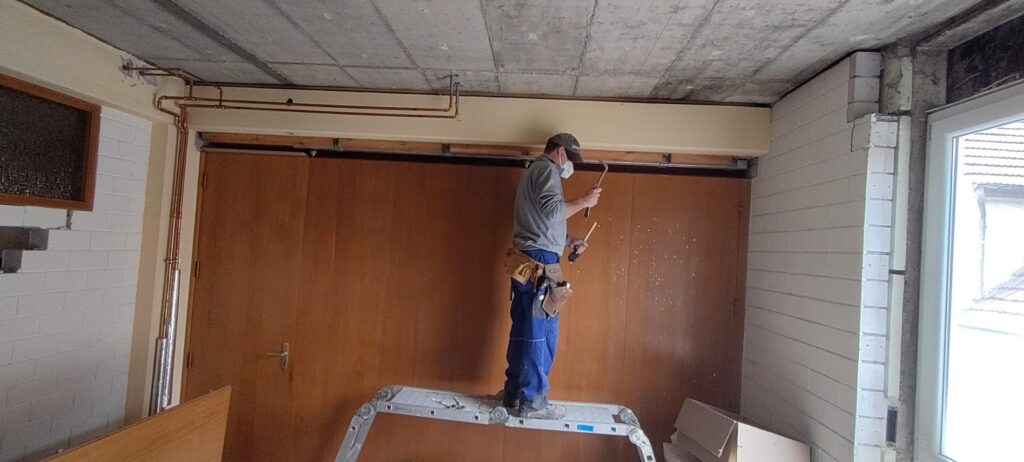 Die Holzdecke ist weg