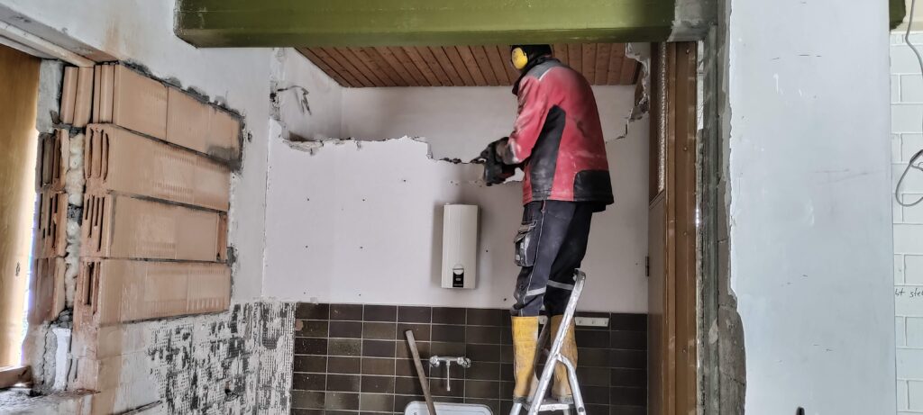 Das Bild zeigt den Abbruch der Wand zwischen Küche und WC