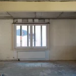 Ein Fenster mit weißem Rahmen und Klarglas.