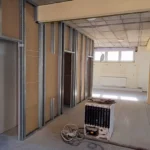 Die neue Trennwand am Foyer in Trockenbauweise