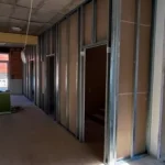 Das Bild zeigt die neue Trennwand im Foyer