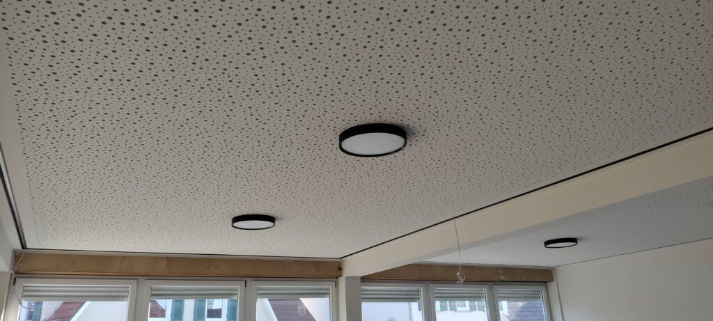 Die neue Decke, schallschluckend