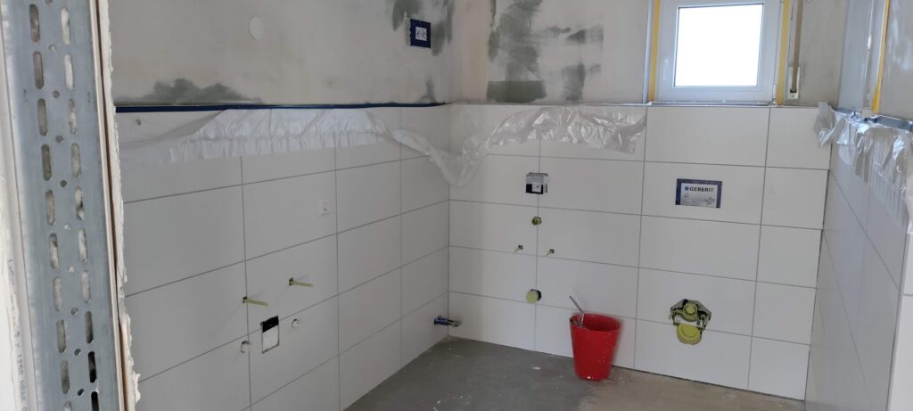 Die Toilette, neu gefliest